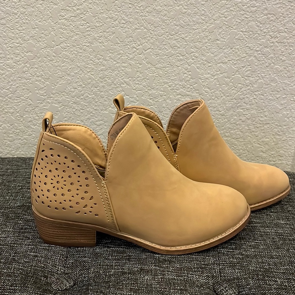 Vespose. 6. NWT. Tan bootie. make an offer
